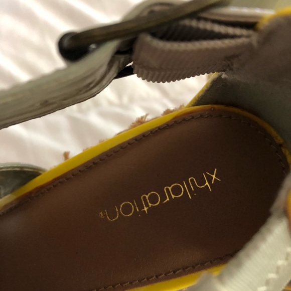 Xhilaration Gray and Yellow Wedges - Picture 6 of 6